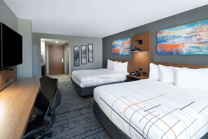 2 Queen Beds Mobility Accessible (7 of 8)