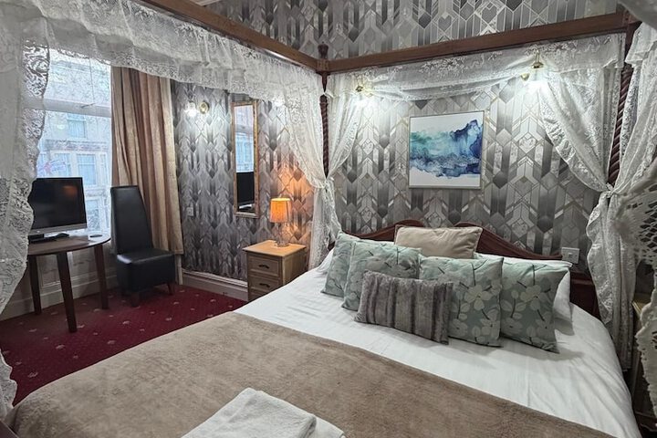 Room 8 of 42