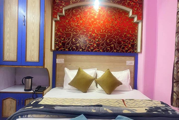 Room 4 of 18
