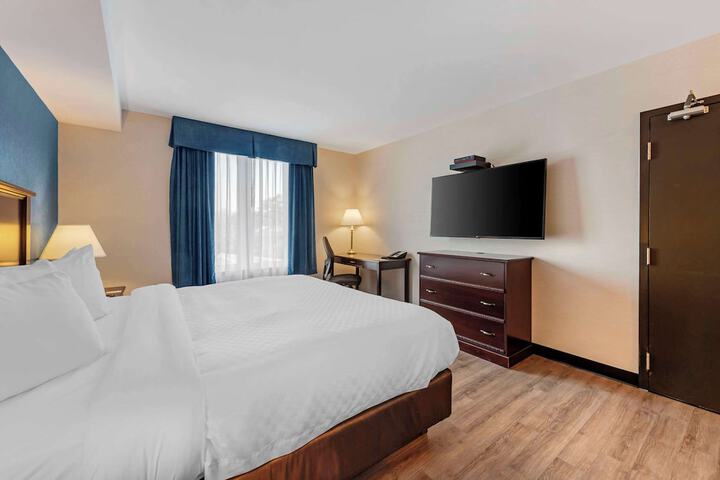 1 King Bed Accessible (7 of 12)