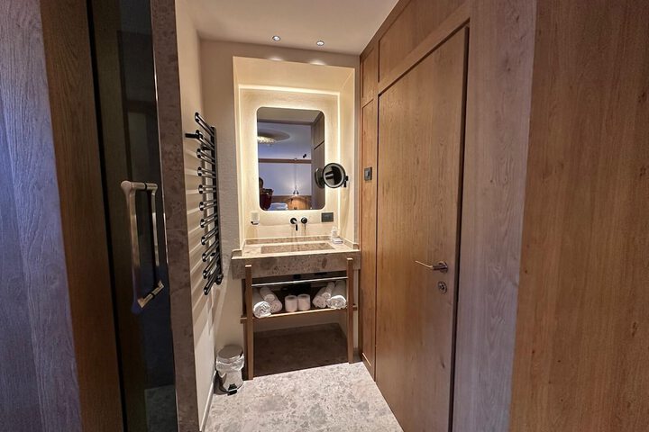 Room 53 of 106