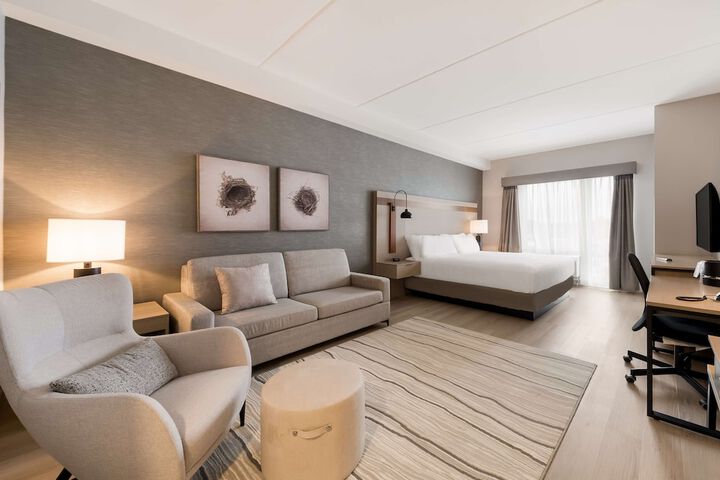 1 King Bed Smart TV, Microwave and Refrigerator Full Breakfast (6 of 15)