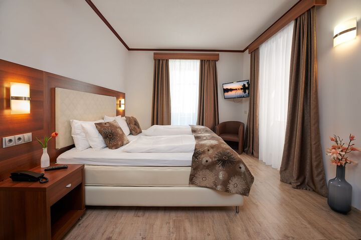 Room 5 of 32