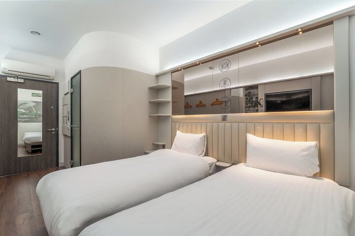 Room 10 of 47