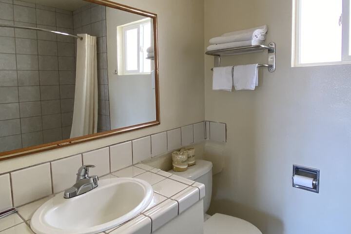Single Queen Bed (2 of 5)