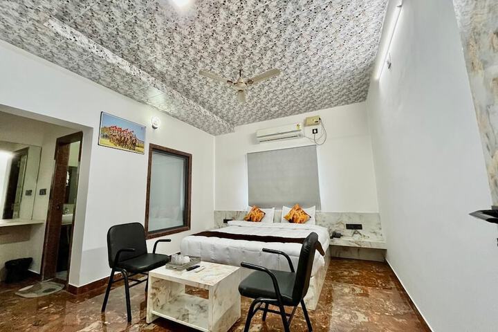 Room 4 of 7