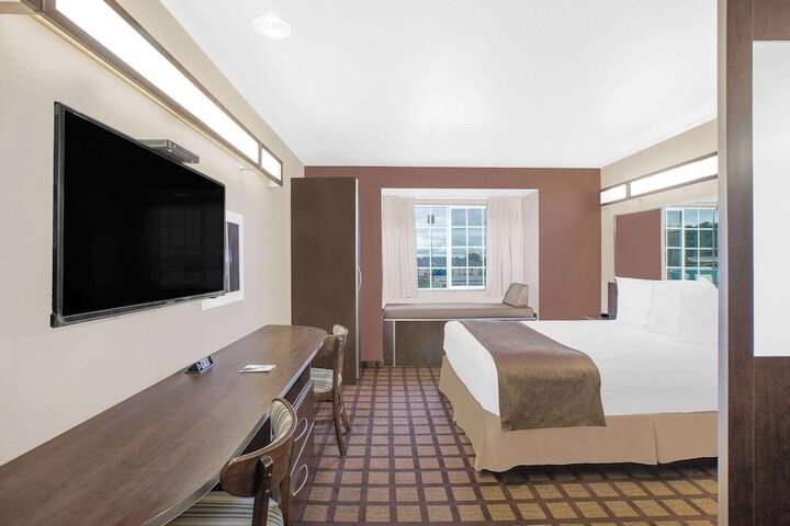 1 Queen Bed Accessible Room (14 of 19)