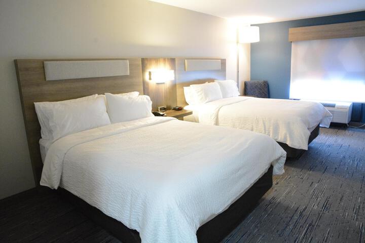 2 Queen Beds (5 of 8)
