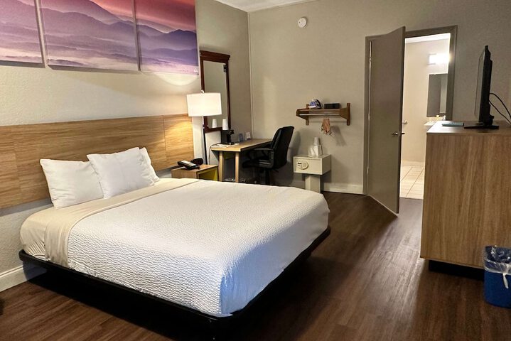 Queen Bed Accessible (4 of 5)
