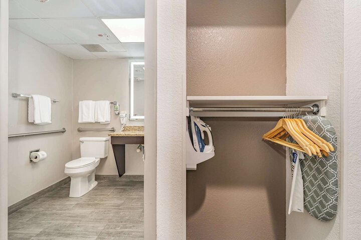 1 King Accessible Comm Assist Bathtub Microwave, Refrigerator WiFi Full Breakfast (6 of 20)