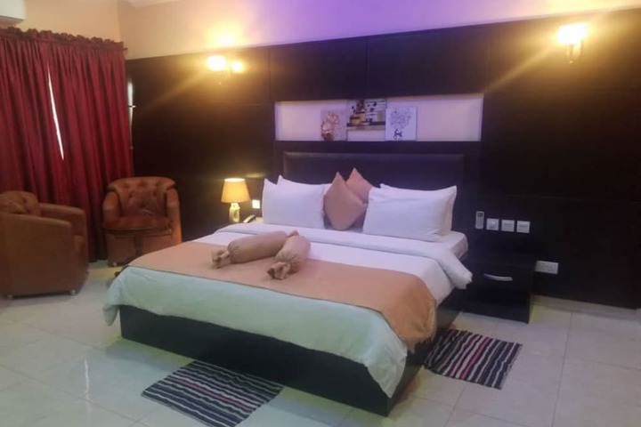 Room 10 of 17