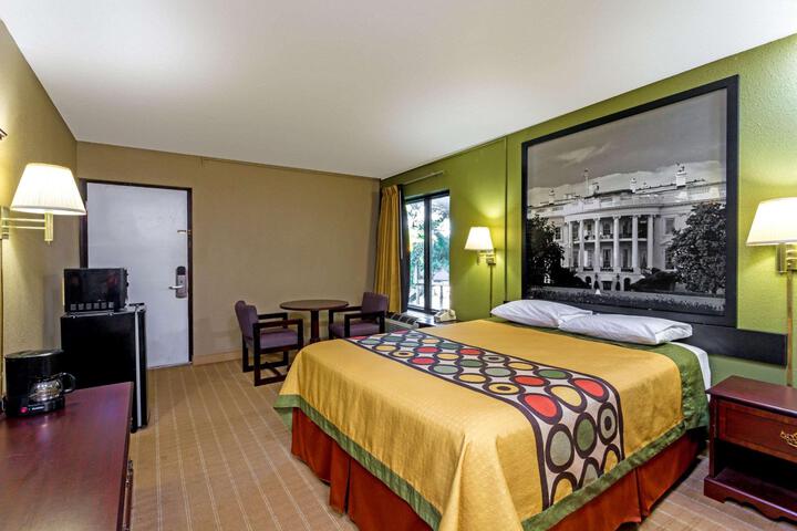 1 Queen Bed (3 of 4)
