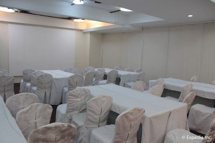 Ballroom/Hall 66 of 77