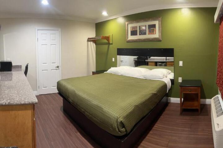 Deluxe King Bed (17 of 28)
