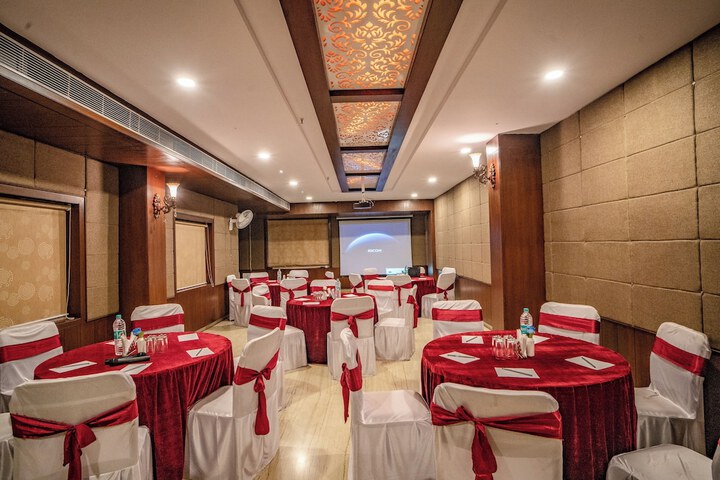 Ballroom/Hall 54 of 64