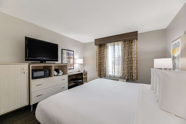 1 King Bed High Speed Internet Accessible Microwave, Refrigerator Full Breakfast (15 of 30)