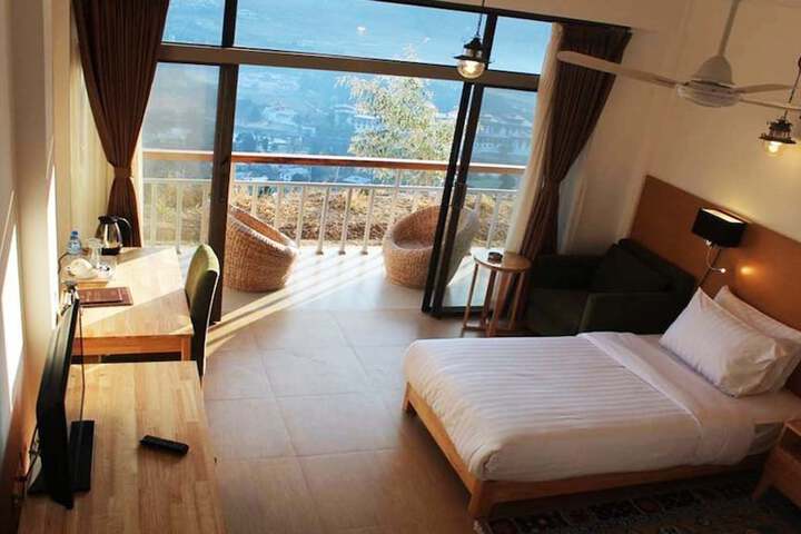 Room 4 of 33
