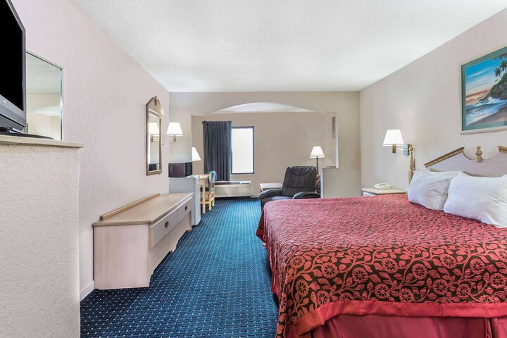 1 King Bed (4 of 5)