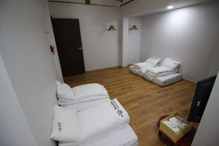Room 16 of 64