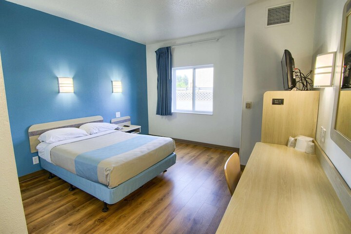 1 Queen Bed Refrigerator (13 of 13)