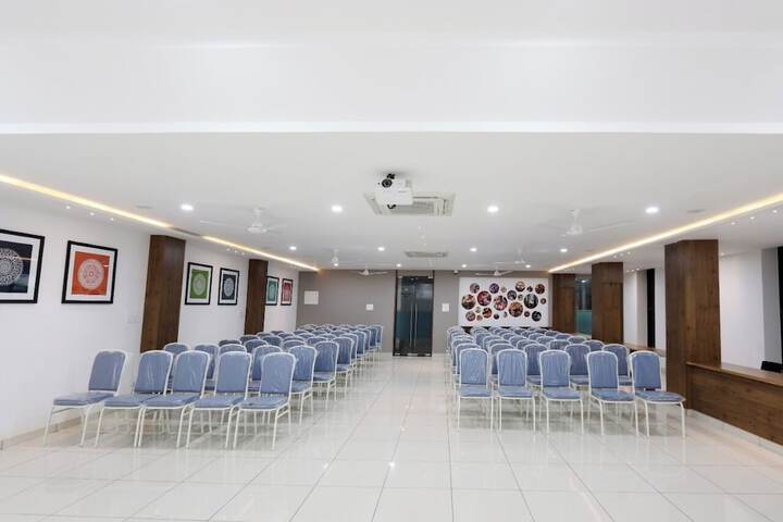 Ballroom/Hall 12 of 17