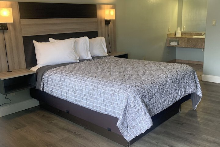 1 Queen Bed (7 of 16)