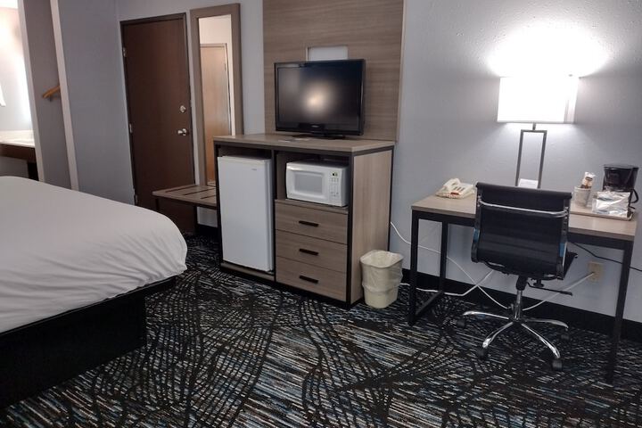 1 King Bed (2 of 5)