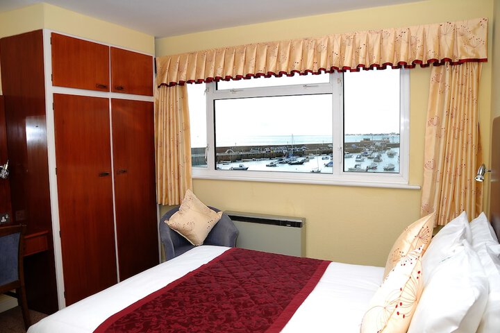 Room 7 of 33