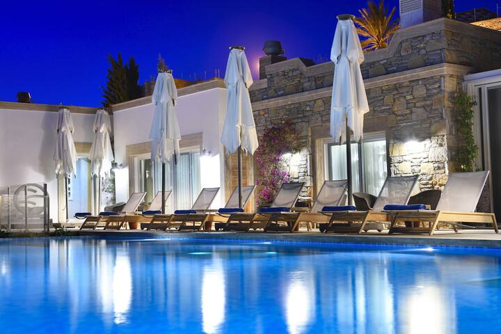 Hotel with Pool