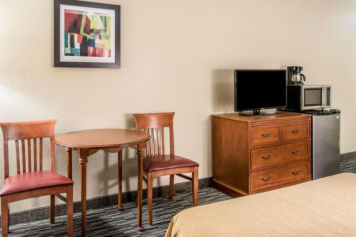 1 King Bed Business Room (5 of 19)