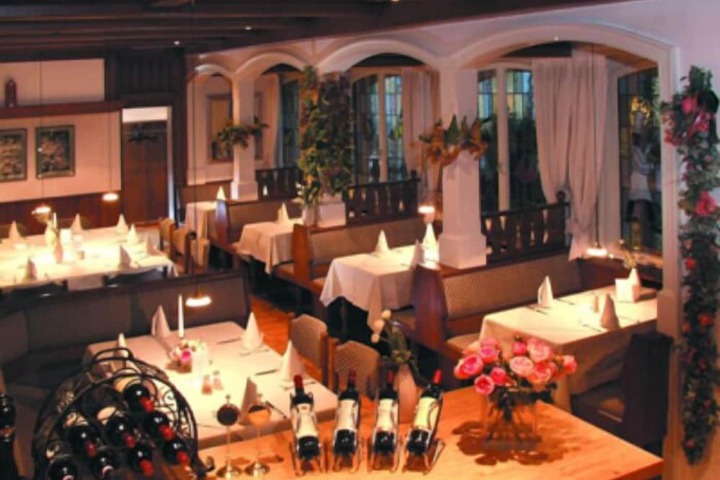 Dining 9 of 16