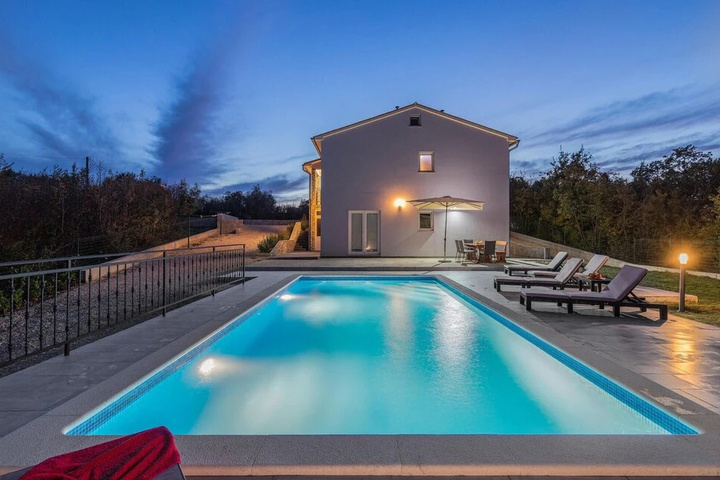 Pool 15 of 20
