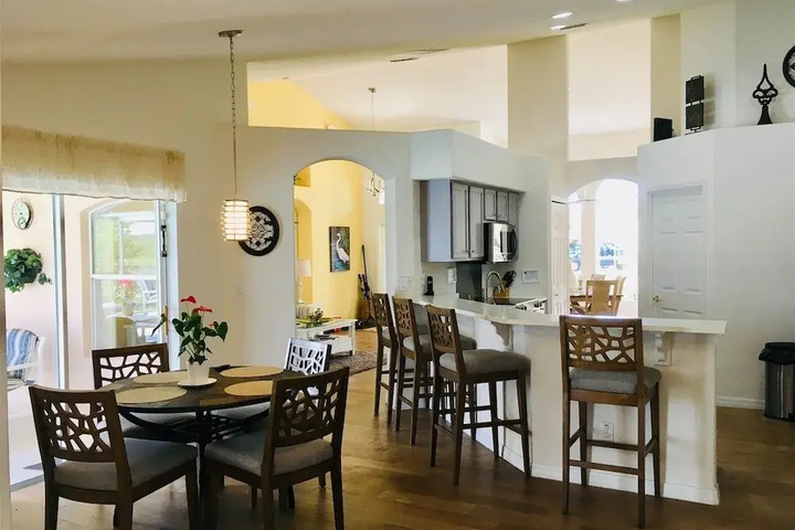 Dining 18 of 19