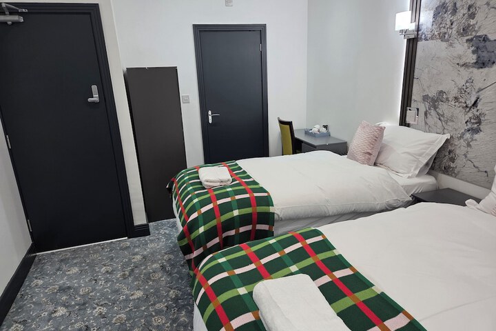 Room 13 of 28