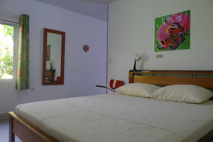 Room 2 of 33