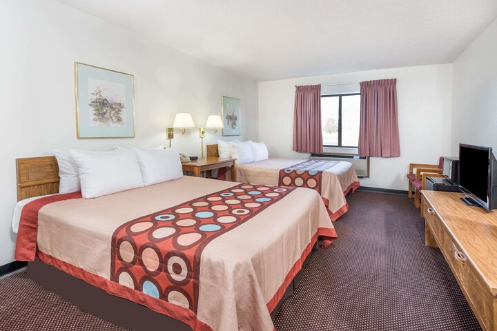 1 Queen Bed (12 of 18)