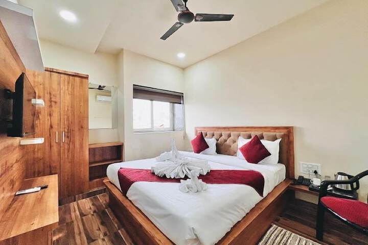 Room 4 of 9