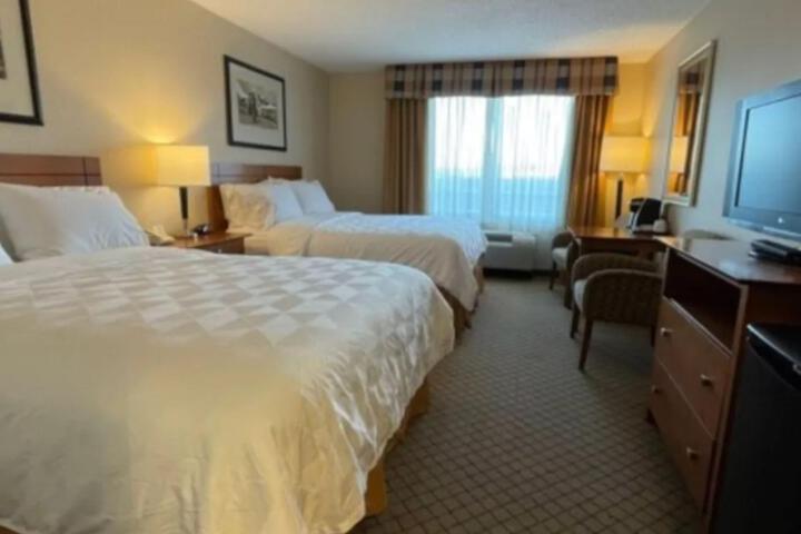 2 Queen Beds (3 of 10)