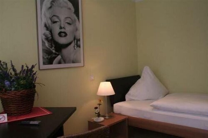 Room 17 of 37