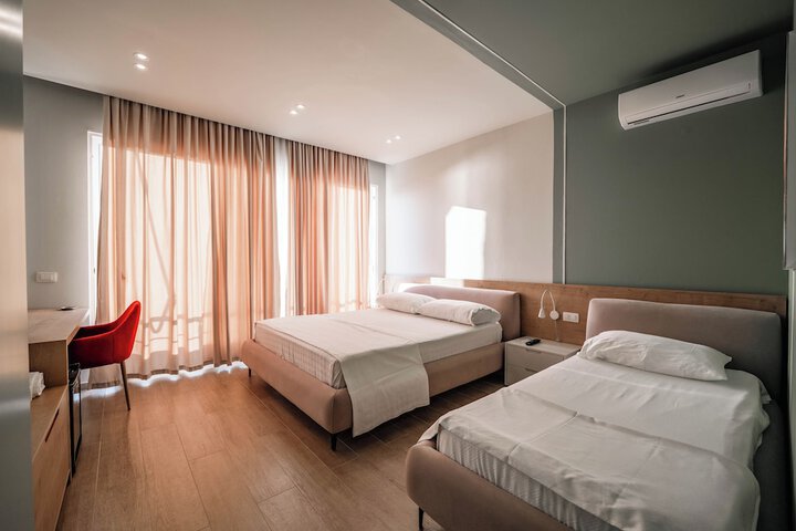 Room 3 of 96