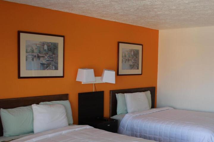 2 Queen Beds (2 of 10)
