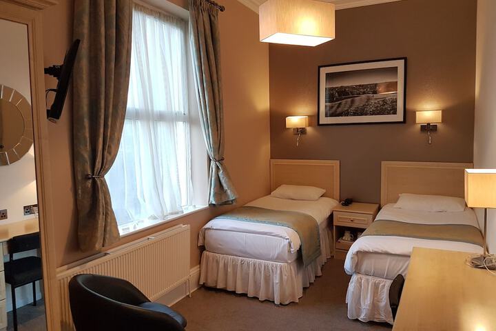 Room 3 of 40