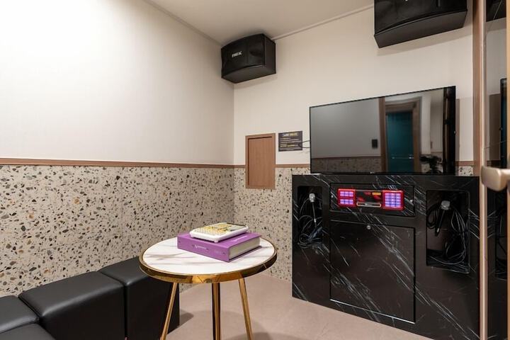 Room 42 of 76