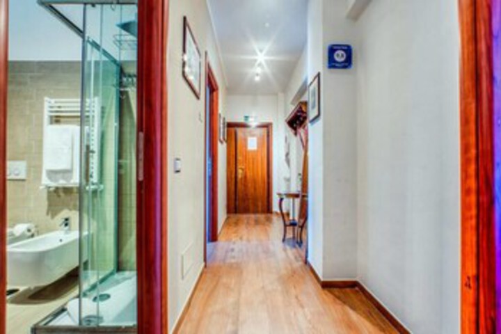 Room 6 of 12