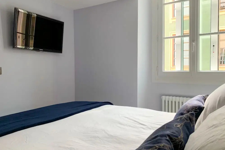Room 5 of 16