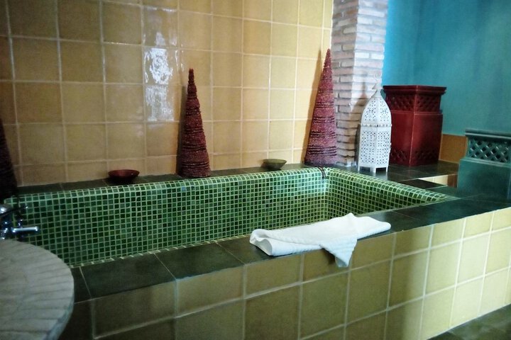 Deep soaking bathtub