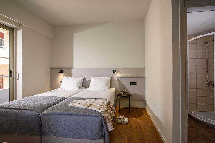 Room 9 of 40