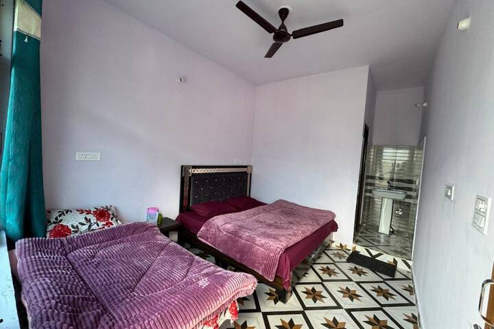 Room 5 of 9