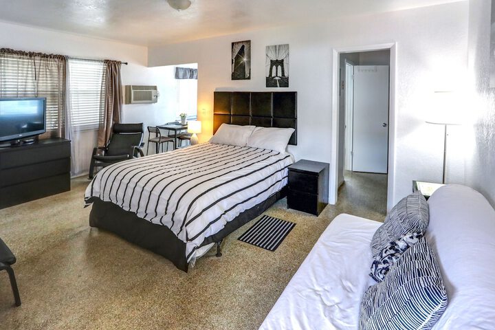Standard Queen Bed Garden View (3 of 10)