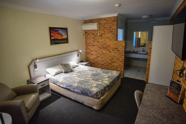 Room 12 of 77